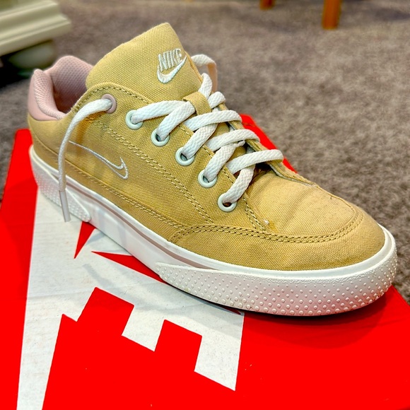 Womans “Sesame” Classic Shoes - Picture 2 of 3